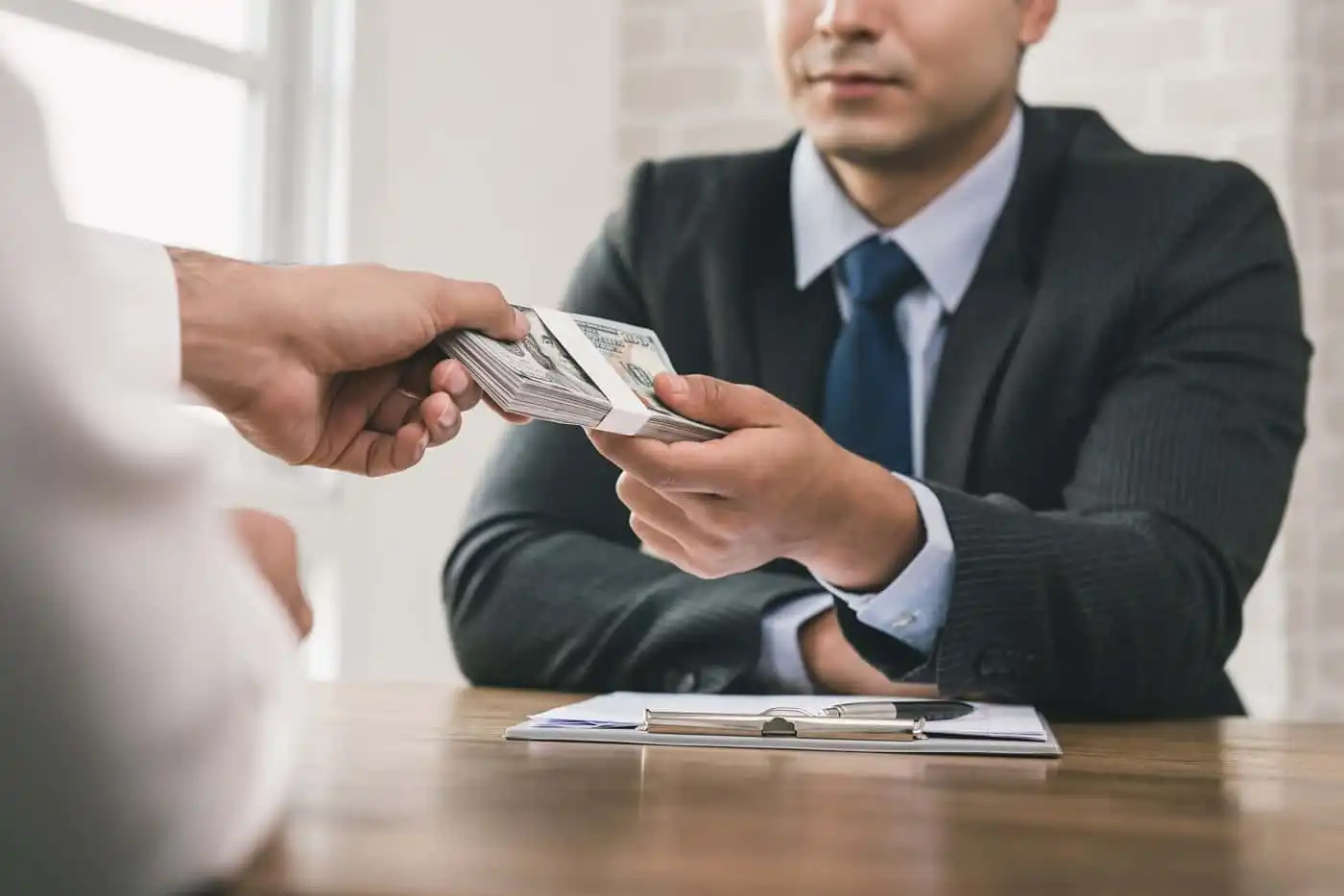 persona recibiendo prestamo rapido